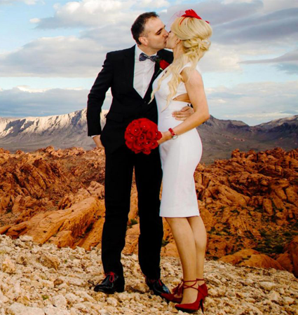 Experience the exclusive Valley of Fire Wedding Ceremony, as you exchange wows surrounded by breathtaking panoramic views and scenery!